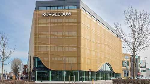 Het Kopgebouw heeft een centraal atrium en een directe verbinding met de Duurzaamheidsfabriek op de vierde verdieping door middel van een loopbrug. De begane grond en eerste drie verdiepingen van het gebouw zijn beschikbaar voor innovatieve bedrijven en startups op het gebied van duurzaamheid, energie, nieuwe maakindustrie en innovatieve maritieme oplossingen. Het atrium geeft ruimte voor lunch, flexwerken, ontmoeten en het vieren van successen. Verder zijn er op de begane grond vergaderfaciliteiten beschikbaar. Zoekt u een kantoor op de Smart Campus Leerpark? Neem direct contact met ons op en we bespreken graag de mogelijkheden met u.