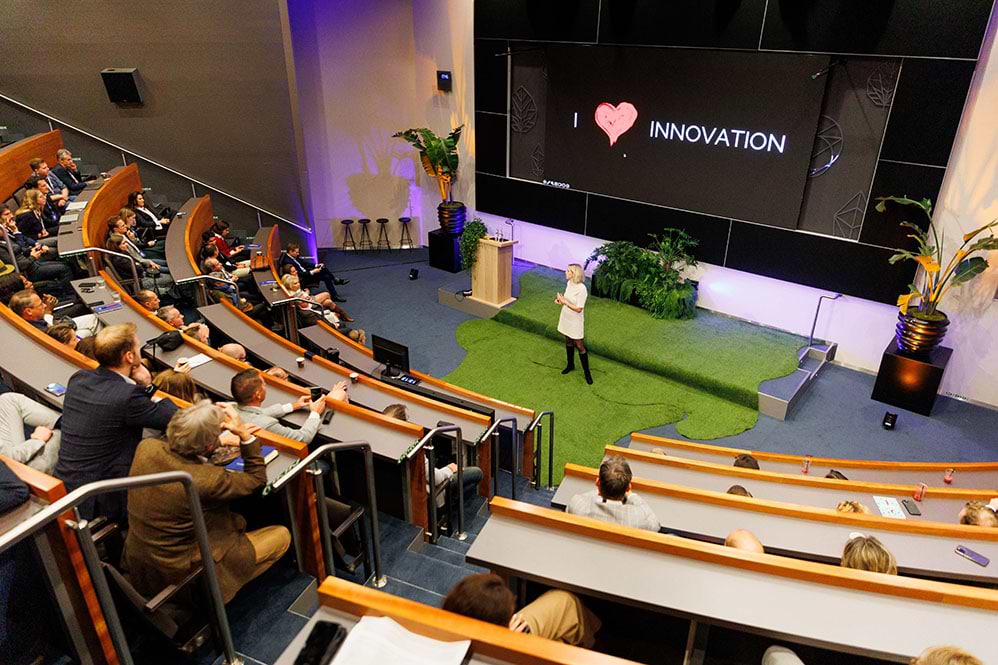 We look back on a fantastic day filled with stories of innovation and fostering new connections. On Wednesday, November 8 we welcomed the Kadans community to At the Park Rijswijk for the Kadans Innovation Summit 2023 – and what a day of innovation it was!Through a series of thought-provoking keynote presentations, interactive sessions, insightful discussions and many new connections, a unifying message resonated loud and clear: Innovation is about people.A lineup of Kadans community members, all experts in their field, took our guests on a journey through their success stories of innovation. Whether Life Sciences & Health, Food, Energy or Digital Economy, each area of research has something in common: we innovate for people and we need people to innovate. As Janne Vereijken said in her opening keynote presentation: we have the tendency to focus on the technology instead of human needs, while we live in a time in which it is extremely important to focus on human needs. It is about what you do with technology that matters.