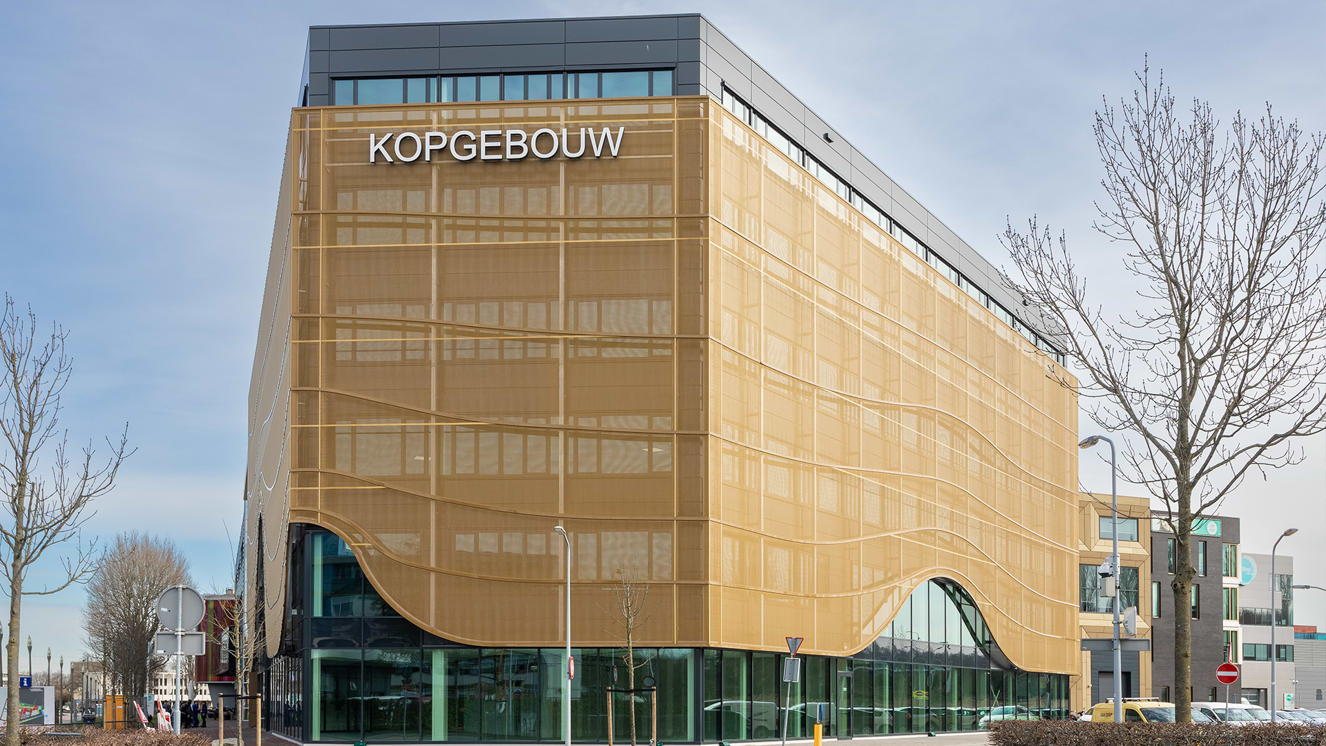 Distinctive Facade The Kopgebouw provides a connection between companies and students. The Dordrecht Academy is located on the fourth and fifth floors. The remaining floors are reserved for companies that align with the campus profile of the Smart Campus Leerpark and have a connection to technology and innovation. This combination makes the Kopgebouw a place where education and the business world meet and strengthen each other. With its distinctive facade featuring draped theater curtains, the Kopgebouw is a recognizable landmark at the entrance of Leerpark. The Kopgebouw features a central atrium and a direct connection to the Duurzaamheidsfabriek on the fourth floor via a pedestrian bridge. The ground floor and the first three floors of the building are available for innovative companies and startups in the fields of sustainability, energy, new manufacturing, and innovative maritime solutions. The atrium provides space for lunch, flexible working, meetings, and celebrating successes. Additionally, there are meeting facilities available on the ground floor. Are you looking for an office at the Smart Campus Leerpark? Contact us directly, and we would be happy to discuss the possibilities with you.