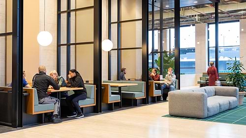 Elke verdieping biedt ca. 1.500 m² aan laboratorium- of kantoorruimte met prachtig uitzicht over de Rotterdamse haven en stad. De verdeling tussen lab- en kantoorruimte is volledig zelf te bepalen. Tijdens de Fit-Out begeleiden wij in dit proces zodat jij de ideale omgeving kunt creëren voor je onderneming. Alles is er op gericht om onze huurders volledig te ontzien, zodat jij je kunt richten op innovatie en R&D.  Jouw kantoor of labruimte in Rotterdam Science Tower? Neem direct contact met ons op voor de mogelijkheden!