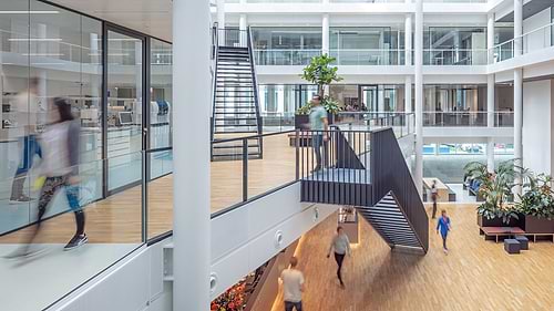 Plus Ultra Leiden beschikt over zo’n 16.000 m2 aan ruimte geschikt voor kantoren, laboratoria, cleanrooms, pilot plants, geconditioneerde ruimten, multifunctionele onderzoeksruimten en technohallen. Daarnaast zijn er ook vergaderzalen en presentatieruimten in het gebouw aanwezig. Ook is er een incubatorfunctie gerealiseerd waar ondersteuning, innovatie en ontwikkeling centraal staan.Rondom het centrale atrium ligt een galerij die toegang geeft tot de vrij indeelbare vloeren. Iedere vloer is vrij van kolommen en kan flexibel worden ingedeeld in een combinatie van labruimten en kantoren. Zo helpt Kadans haar huurders met het creëren van hun ideale werkplek.