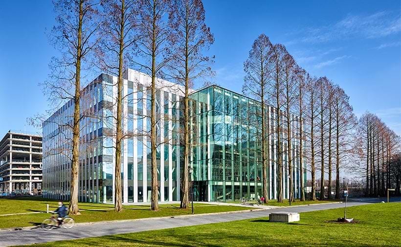 Genmab R&D Center on Utrecht Science Park Het gebouw beslaat 11.250 m2 aan onderzoeksfaciliteiten, laboratoria, kantoren en faciliterende ruimtes. Ook voldoet het gebouw aan de uitdrukkelijke wens van Genmab om een ruimte te creëren waar (inter)nationale wetenschappers elkaar kunnen ontmoeten. Het gebouw weerspiegelt ook de overige kernkwaliteiten van Genmab, zoals hoge kwaliteit, innovatie, dynamiek en transparantie. De open structuur met overspanningen, lange zichtlijnen en prominent zichtbaar atrium voorzien van trapsgewijs gepositioneerde ‘zwevende eilanden’ dragen bij aan de interactie tussen verschillende gebruikers.