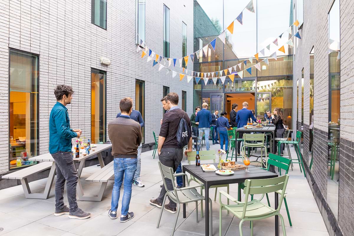 Kennispoort bevindt zich direct aan de rand van de TU/e Campus en is een herkenningspunt voor iedereen die vanuit het stadscentrum de campus betreedt. Door de ligging en de samenwerking met de universiteitscampus is het gebouw bij uitstek geschikt voor start-ups en scale-ups in Eindhoven op weg naar volwassenheid. Kennispoort is een bedrijfsverzamelgebouw in Eindhoven en beschikt over ruim 8.100 m² aan kantoren, inclusief een groot restaurant, lobby voor ontvangst van bezoekers en verschillende vergaderfaciliteiten, verdeeld over 8 verdiepingen. Station Eindhoven Centraal ligt op slechts enkele minuten lopen en onder het gebouw zijn ruim 80 parkeerplaatsen beschikbaar voor huurders en bezoekers.