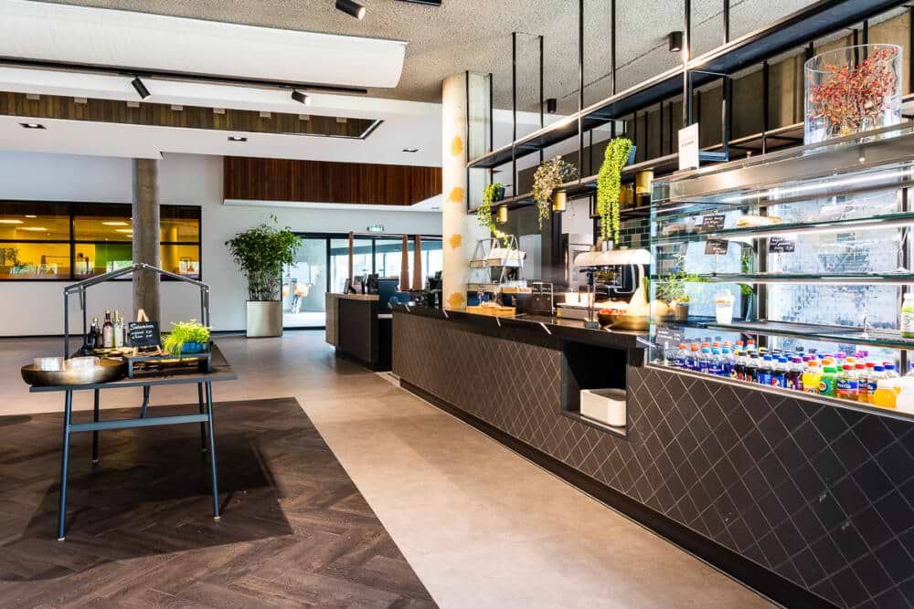 Kennispoort bevindt zich direct aan de rand van de TU/e Campus en is een herkenningspunt voor iedereen die vanuit het stadscentrum de campus betreedt. Door de ligging en de samenwerking met de universiteitscampus is het gebouw bij uitstek geschikt voor start-ups en scale-ups in Eindhoven op weg naar volwassenheid. Kennispoort is een bedrijfsverzamelgebouw in Eindhoven en beschikt over ruim 8.100 m² aan kantoren, inclusief een groot restaurant, lobby voor ontvangst van bezoekers en verschillende vergaderfaciliteiten, verdeeld over 8 verdiepingen. Station Eindhoven Centraal ligt op slechts enkele minuten lopen en onder het gebouw zijn ruim 80 parkeerplaatsen beschikbaar voor huurders en bezoekers.