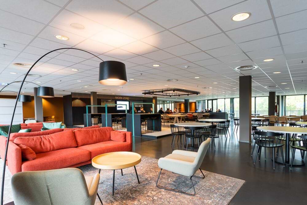 86 meter en 18 verdiepingen gevuld met innovatie: een echt herkenningspunt voor Nijmegen en omgeving. Dankzij de bijzondere knik van 52 graden in de gevel vormt 52Nijmegen een uitnodigend gebaar naar bezoekers en gebruikers. 52Nijmegen biedt ruim 25.000 m2 verhuurbaar vloeroppervlak bestaande uit kantoren, laboratoria, ontmoetingsruimten, een bar en restaurant.