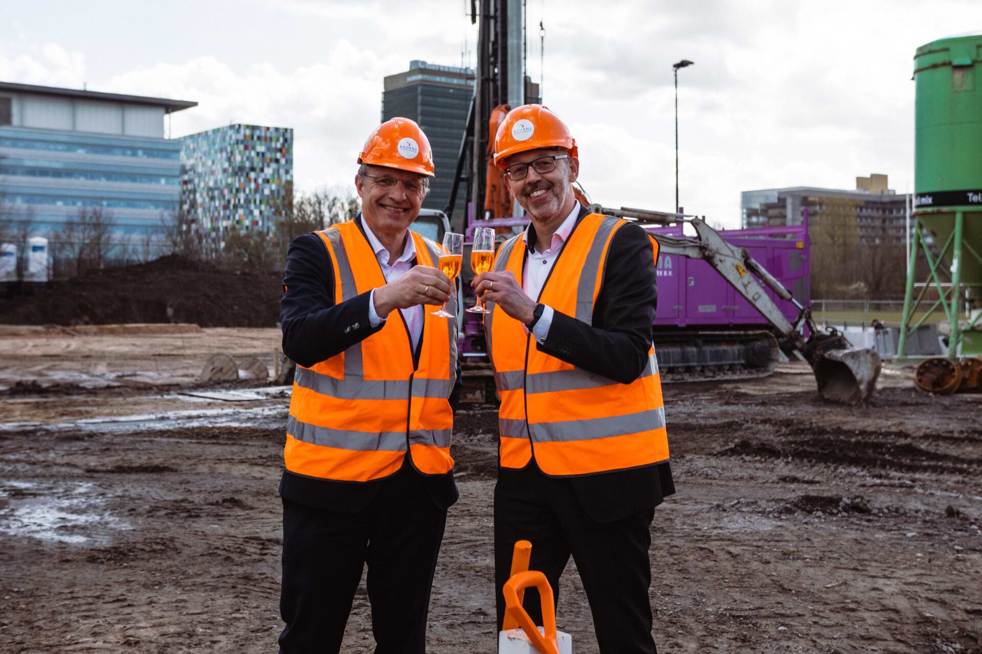 Jan Henk van der Velden en Johan van Gerven proosten op de start bouw van Plus Ultra Utrecht op Utrecht Science Park