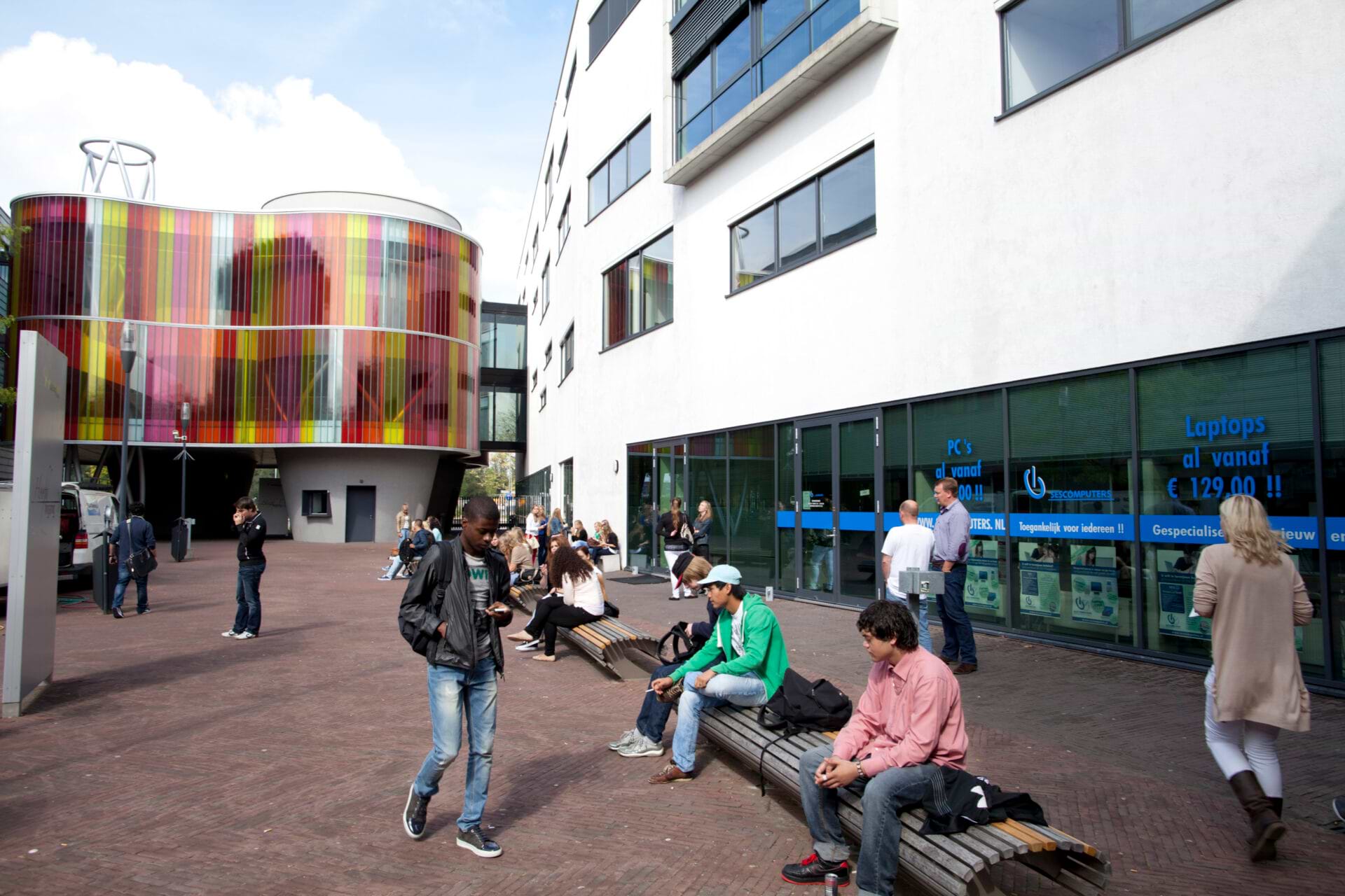 Smart Campus Leerpark (SCALE) is dicht bij het geografische hart van Dordrecht gelegen en is een vernieuwde stadswijk in wording. SCALE ontwikkelt snel. Naast scholen vind je op het park ook woningen, bedrijfsruimten en groeiend aantal winkel- en horecagelegenheden. Zo vormt SCALE zich tot een levendig gebied.