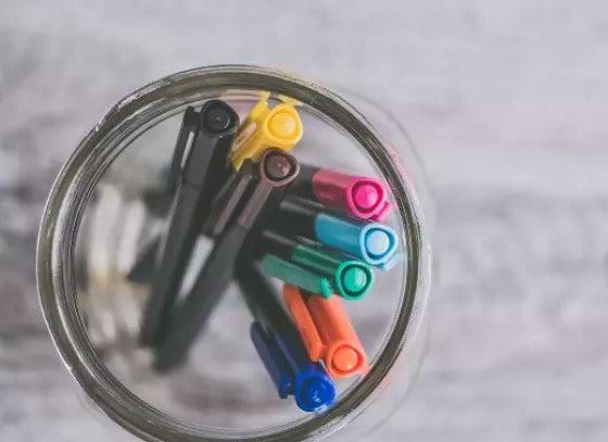 multicolour-pens-in-desk-tidy