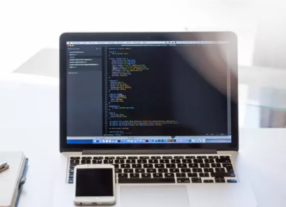 laptop-on-office-desk