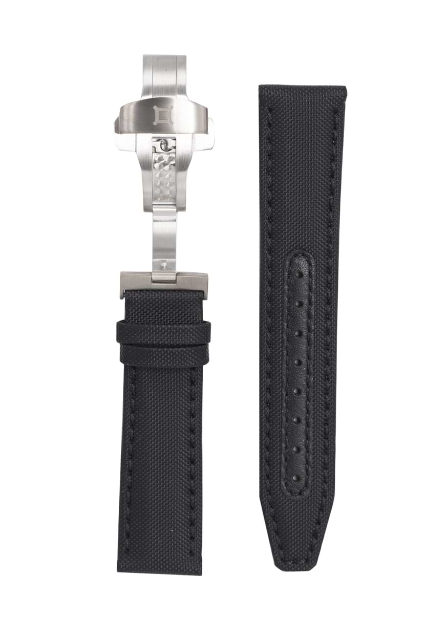 Editorial de medios de lujo con RESERVOIR watch en carbón oscuro, gris claro y gris medio.