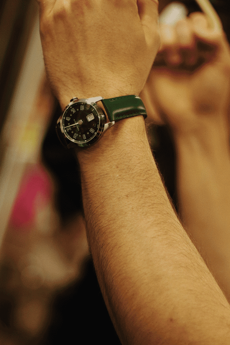 Medienredaktion von Luxus RESERVOIR watch in dunklem Senf, Schwarz und hellem Beige.