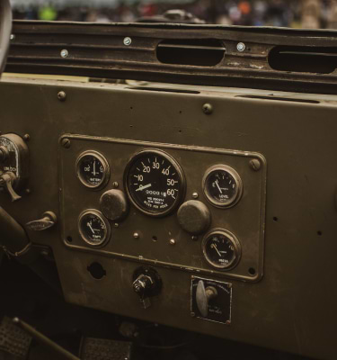 WW2 Battlefield mit GI in Olivgrün automobil, Dunkelbraun und Helltaupe Uhr