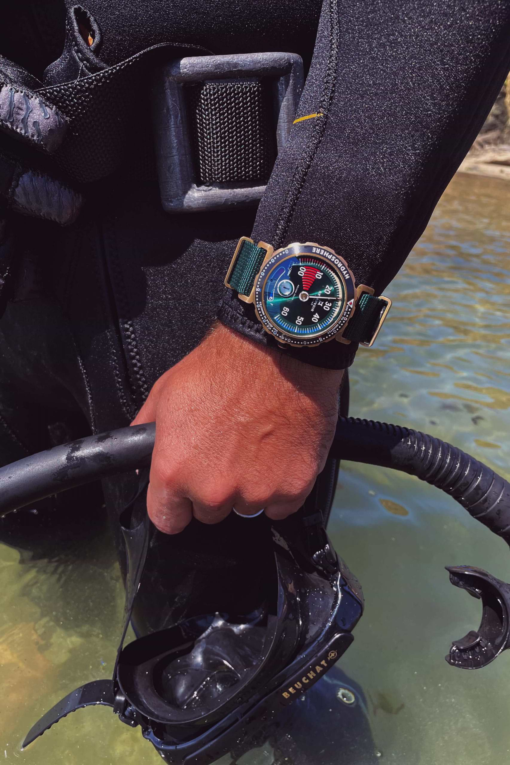 Discover Hydrosphere green dial dive watch inspired by manometer