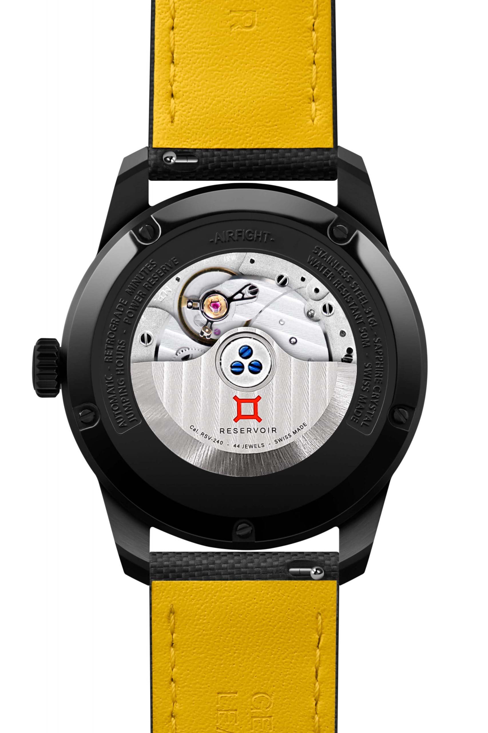 Fond voir de la montre-bracelet automatique &quot;Reservoir&quot; montrant le mouvement mécanique, le noir boîtier, et le jaune bracelet.