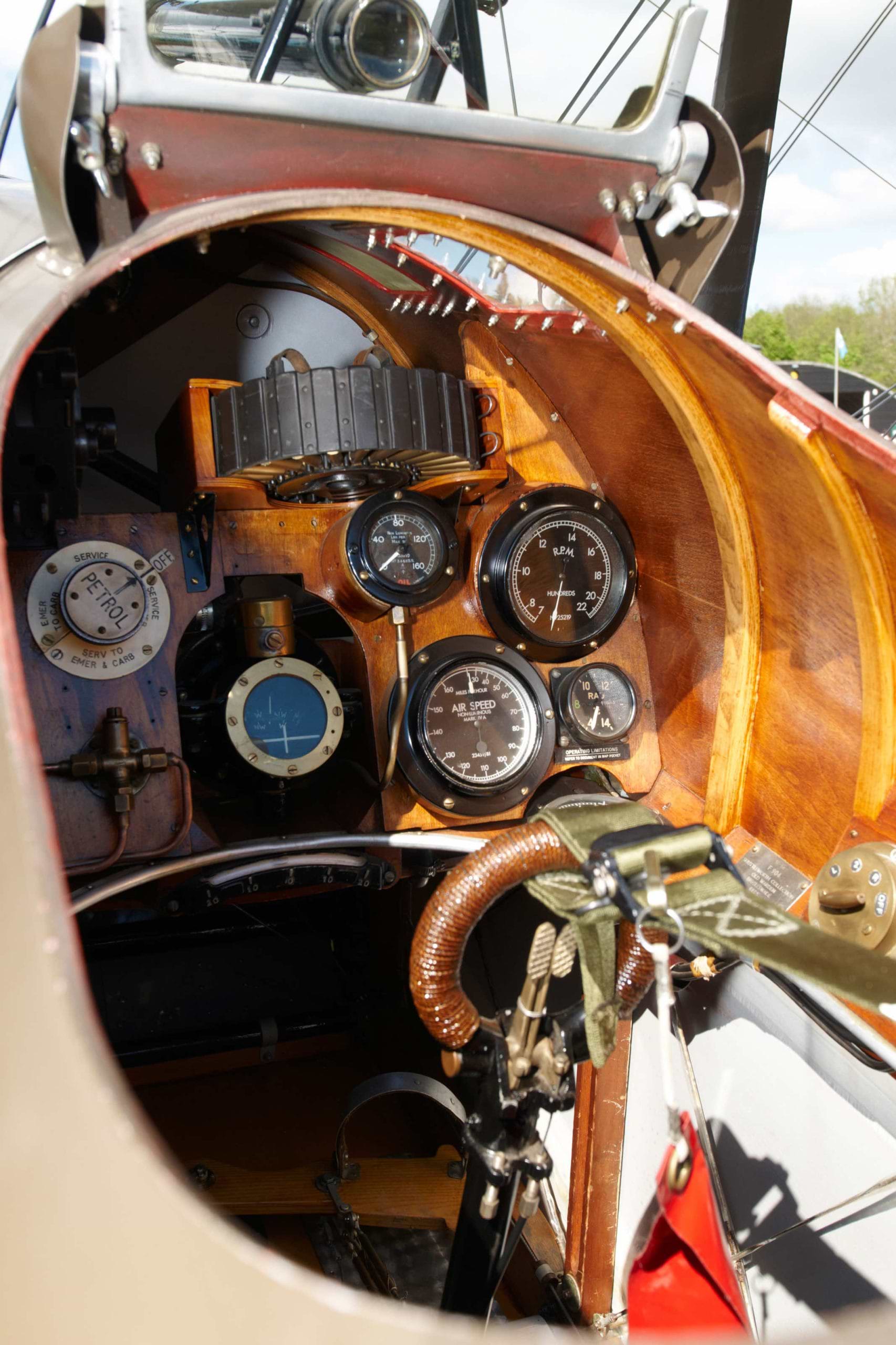 ベージュのレザージャケットにダークブラックの腕時計、ダークラスト・レッドのスカーフを身につけたWW1パイロット。
