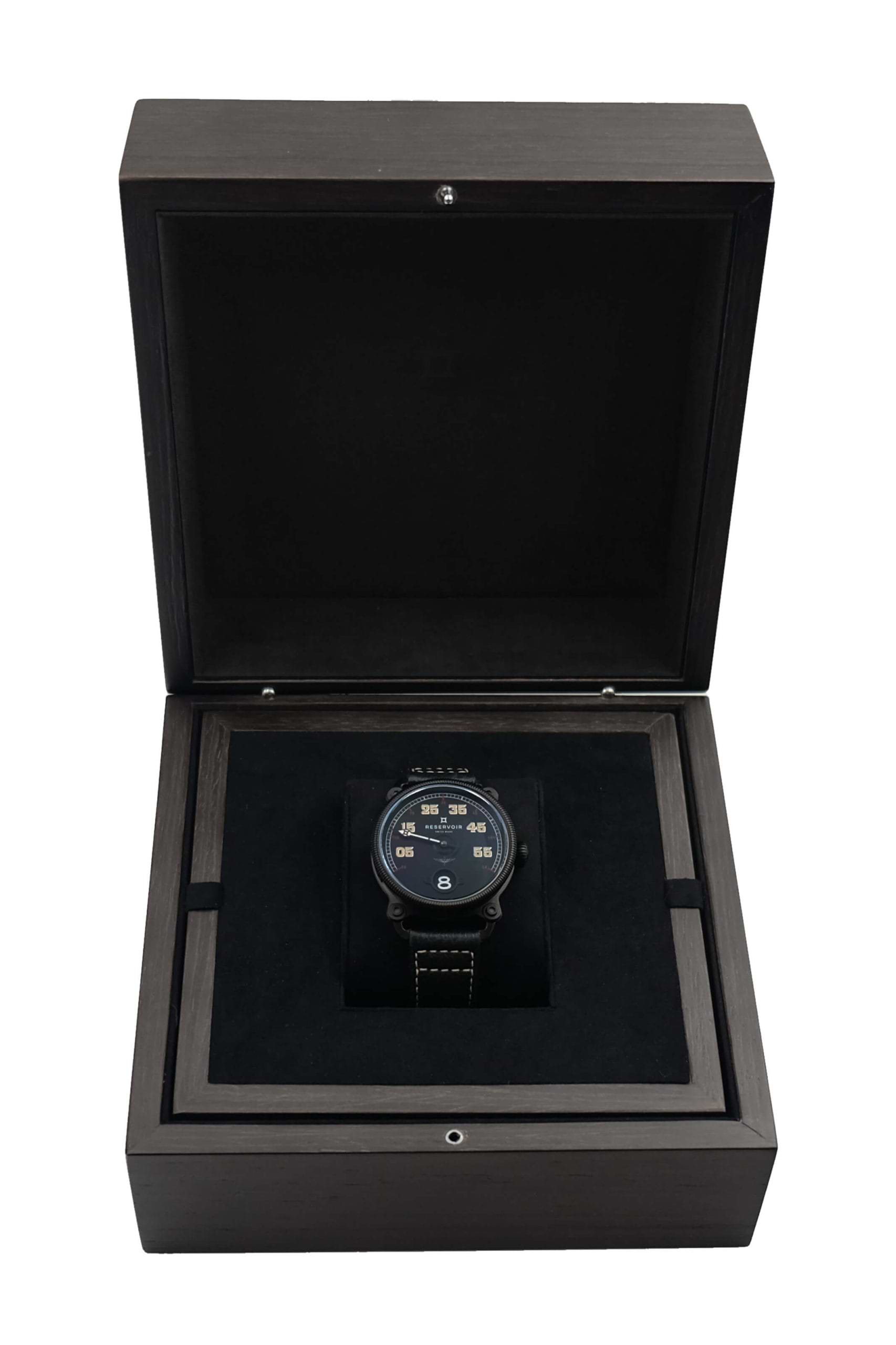 Reloj biplano WW1 con correa de cuero negro oscuro y detalles en gris claro y medio.