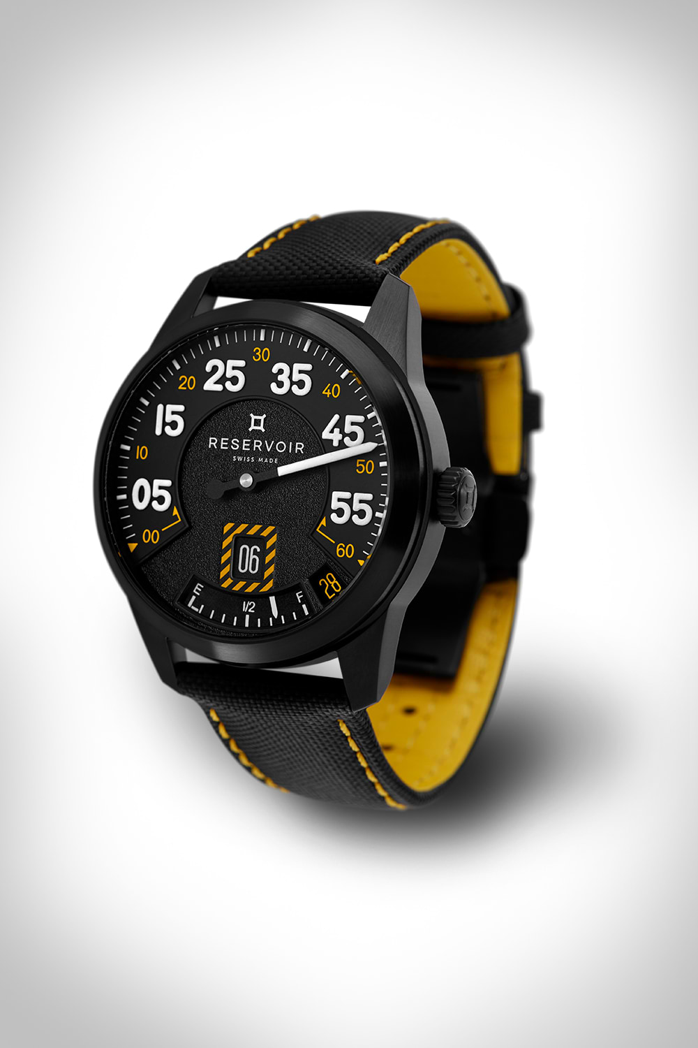 Montre-bracelet noire avec chiffres en gras, affichage de la date, accents jaunes et bracelet noir avec surpiqûres jaunes.