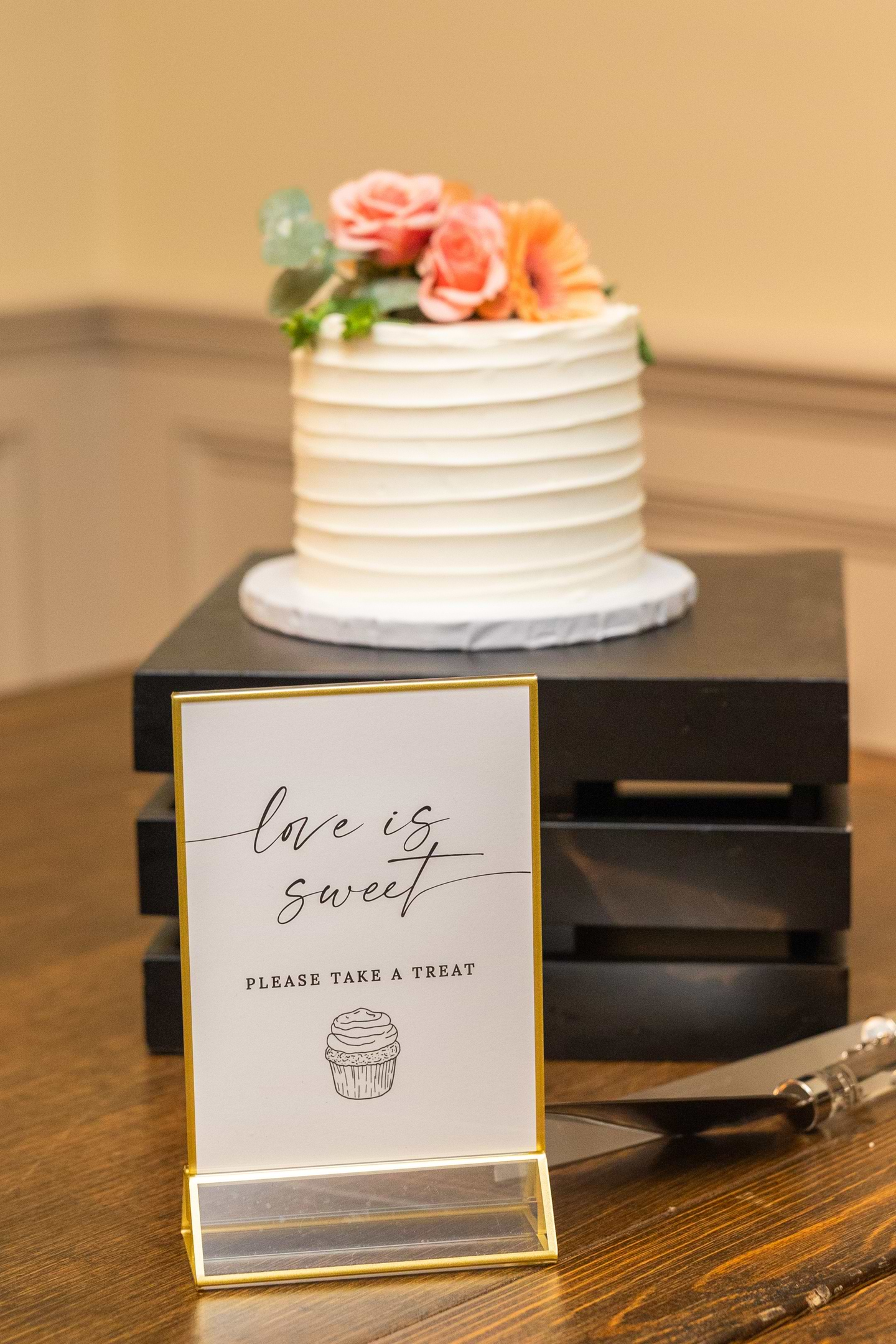 Cutting cake at Barker House by Wedgewood Weddings