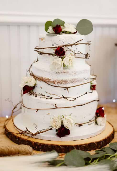 Rustic and delicious semi-naked cake