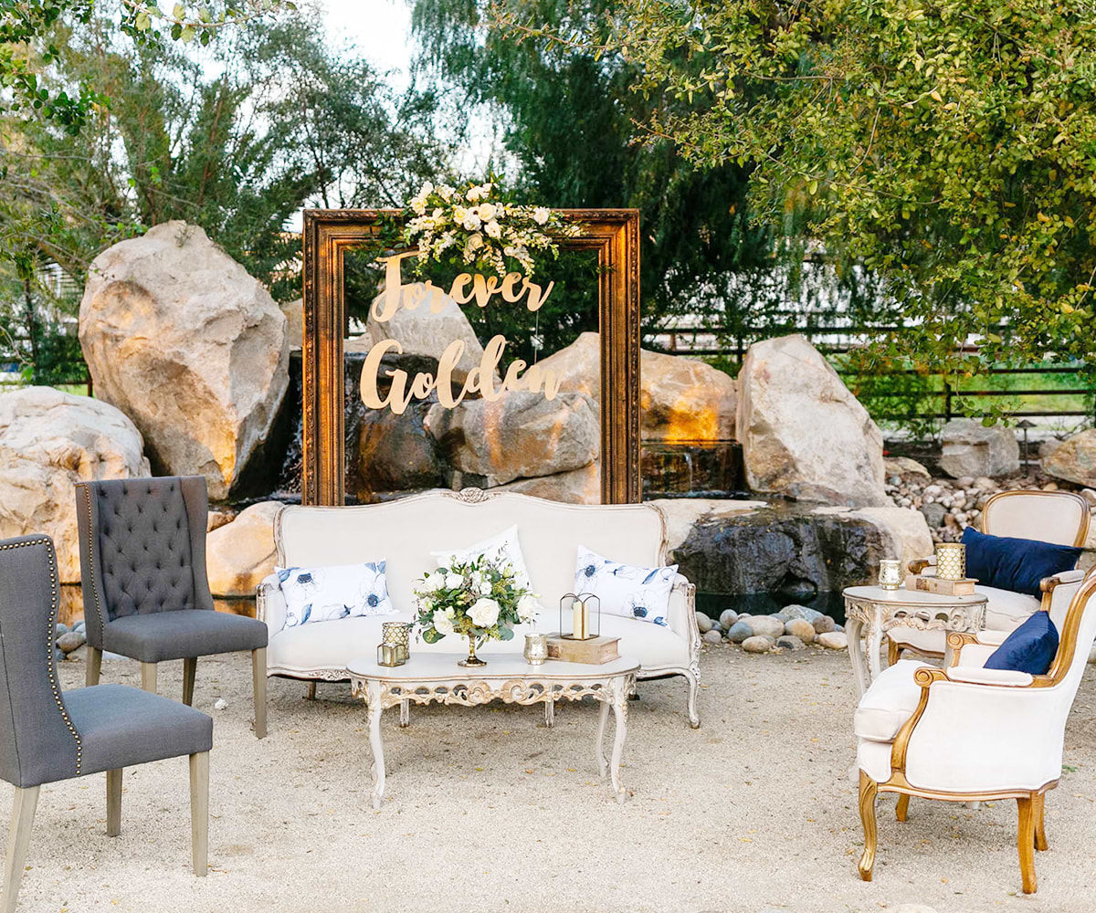 Cheers to Love: How to Create a Buzzworthy Wedding Bar