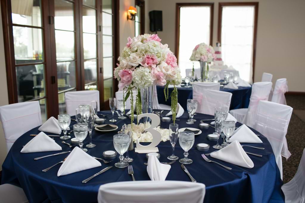 beautiful wedding reception table setup 