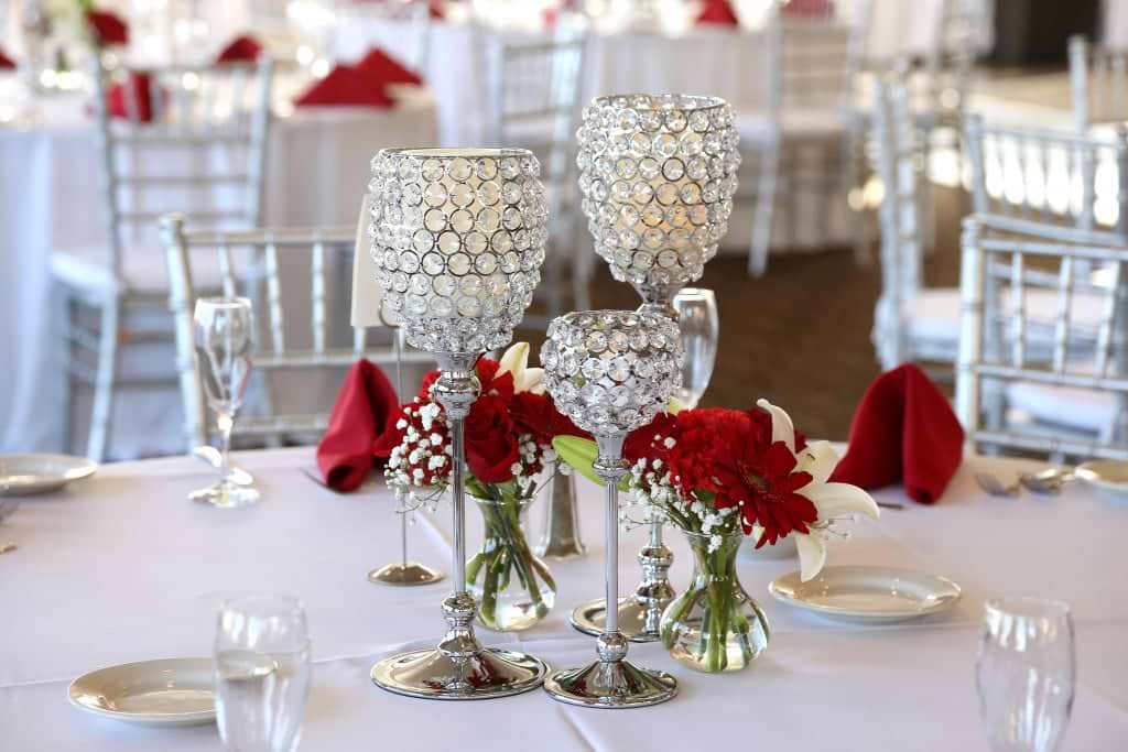 red roses for wedding table centerpiece