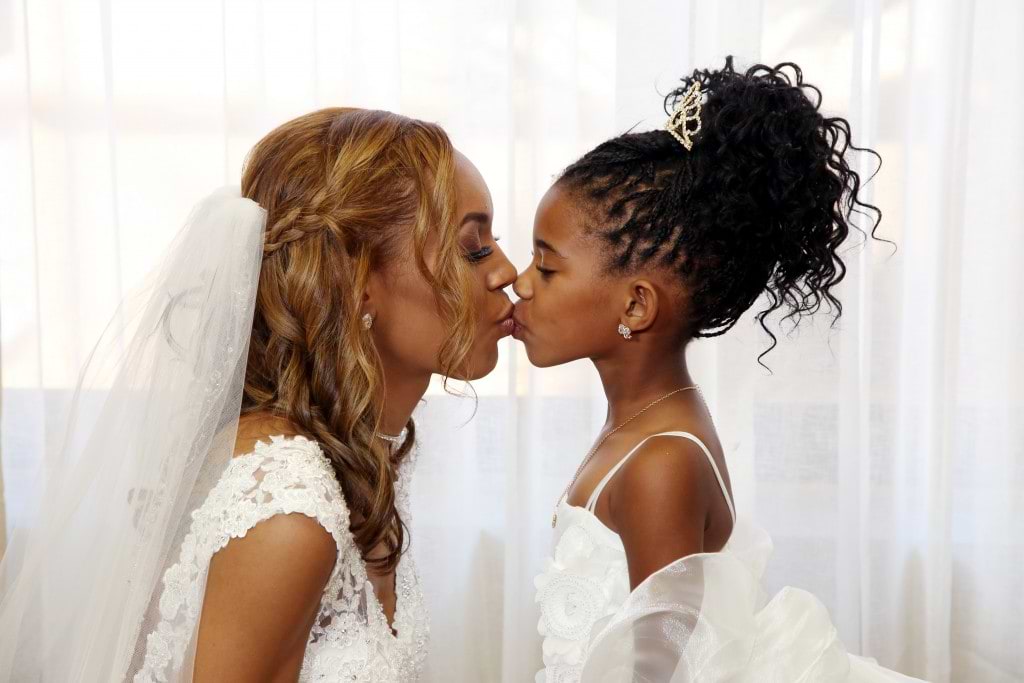 bride kissing flower girl