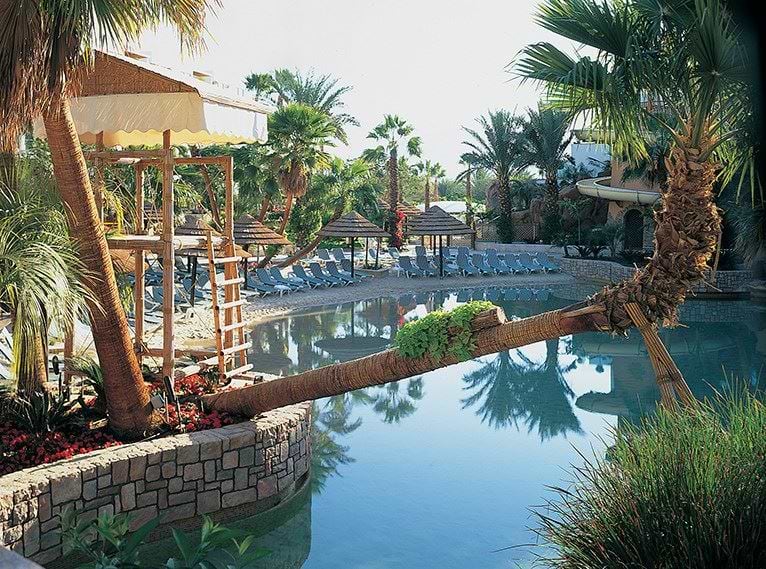 חבילת אירוח הכוללת כרטיסים לפארק המים Waterland<br>ברויאל גארדן<br>תקף בסופ”ש: 10-20/7/25