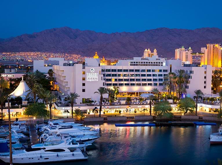 מבט אל ישרוטל לגונה מהמרינה