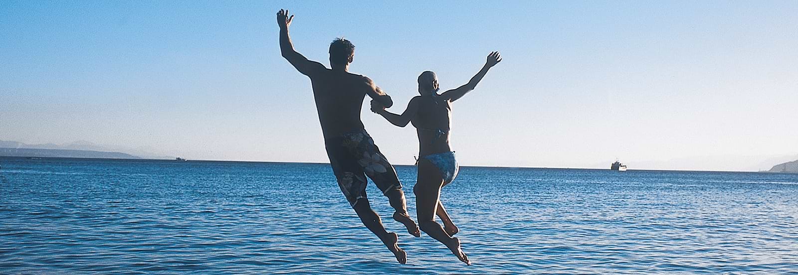 באנר עושיים חיים באילת זוג קופץ במים