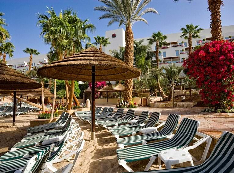 כיסאות בחוף ים רויאל גארדן