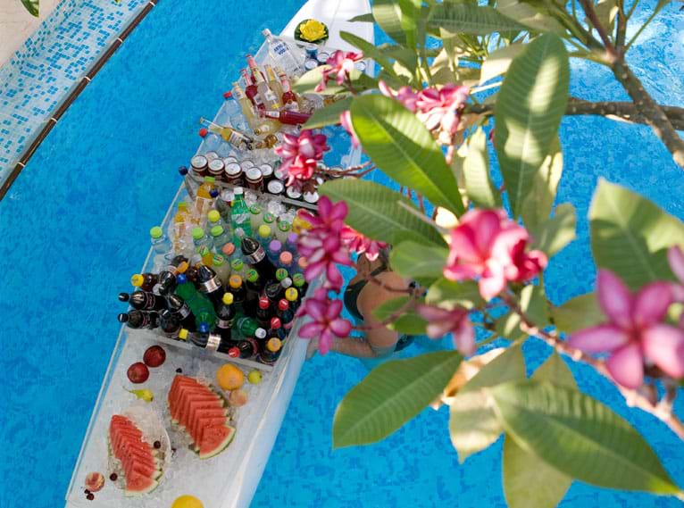 משקאות בבריכה ישרוטל אגמים