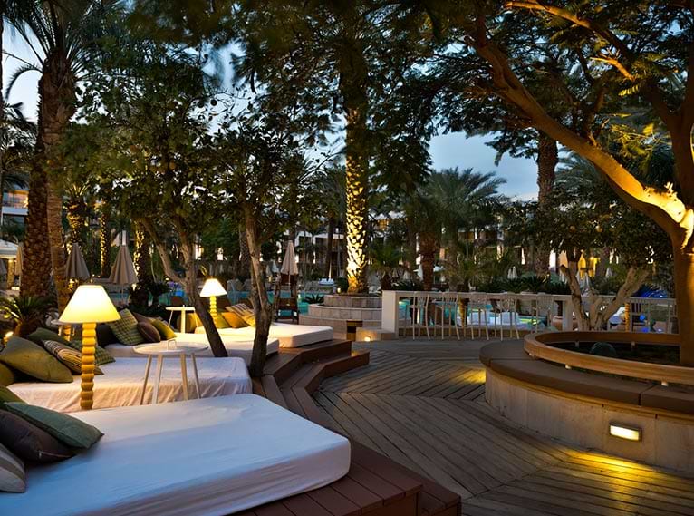 מיטה באזור הבריכה ישרוטל אגמים