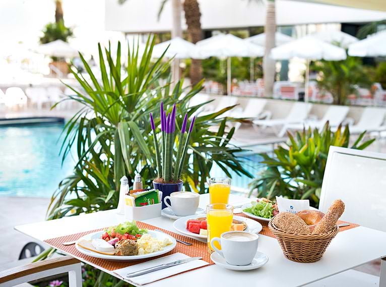 ארוחת בוקר בבריכה ישרוטל לגונה הכל כלול