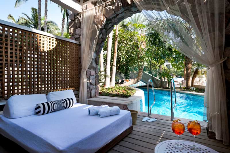 מיטה באזור הבריכה ישרוטל אגמים