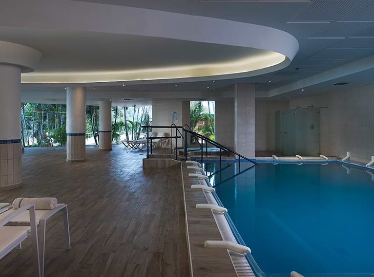 ישרוטל גנים בריכה מוארת