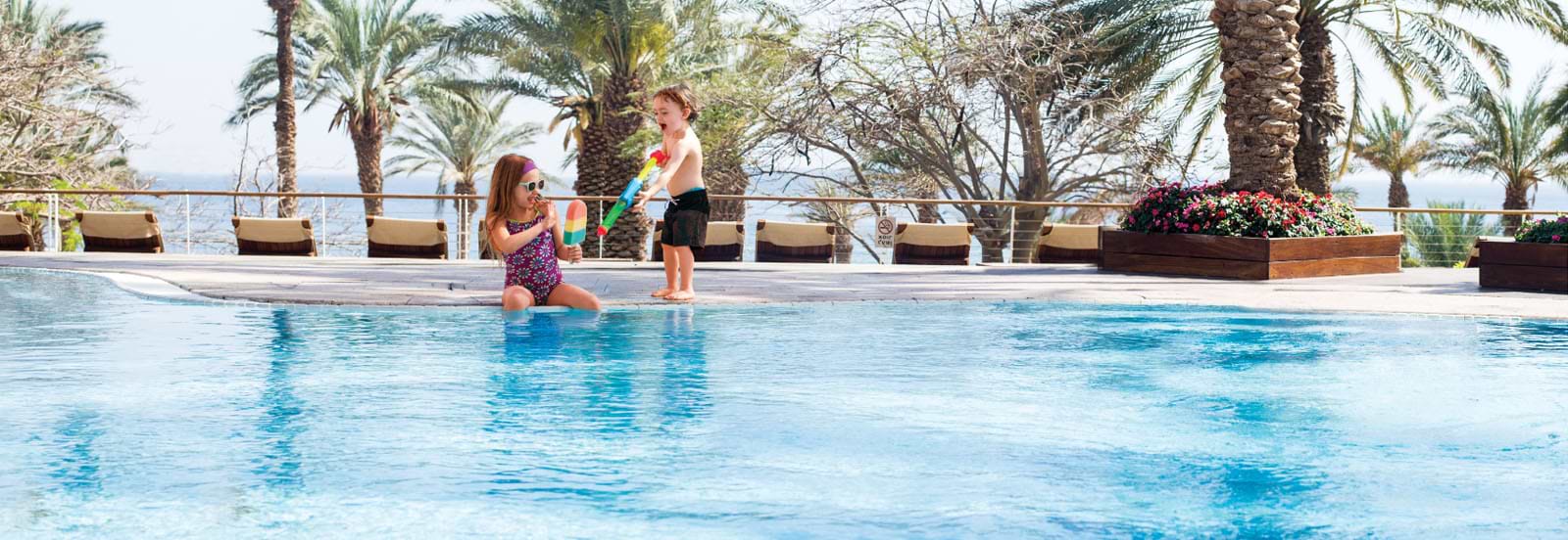 בריכות שחייה ומשחקי מים 