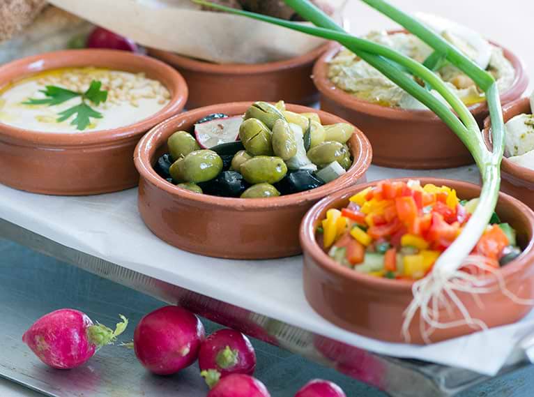 סלט ירקות וזיתים במסעדת שיראז במלון כרמים