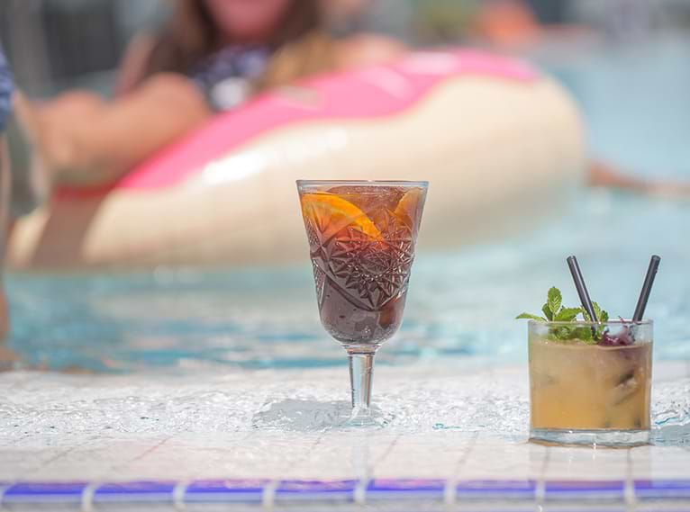 קוקטייל בבריכה פאבליקה ישרוטל הרצליה