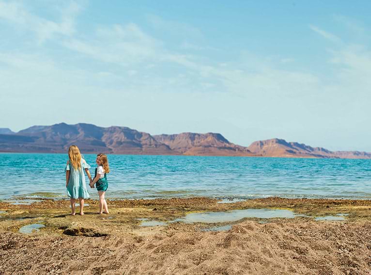 ילדות בחוף הים