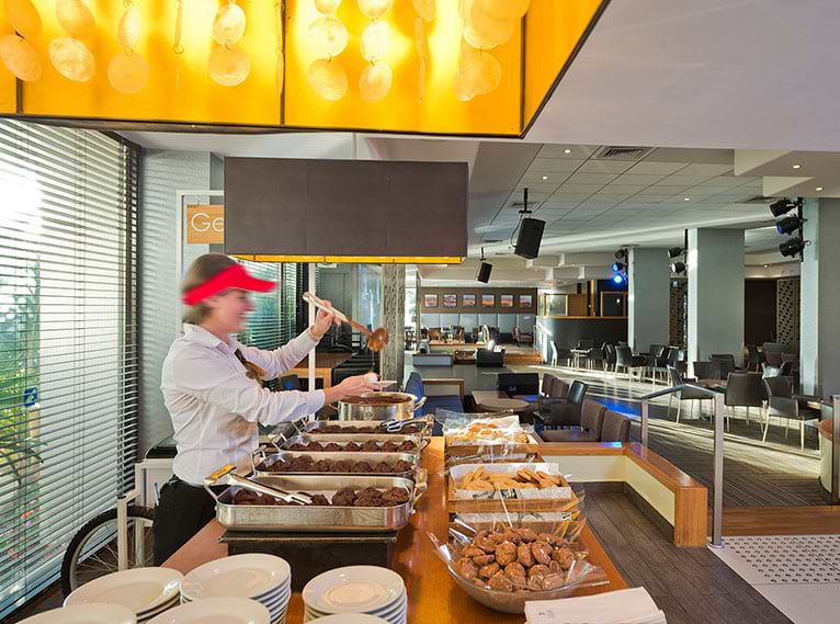 הגשת אוכל לובי בר ישרוטל לגונה הכל כלול