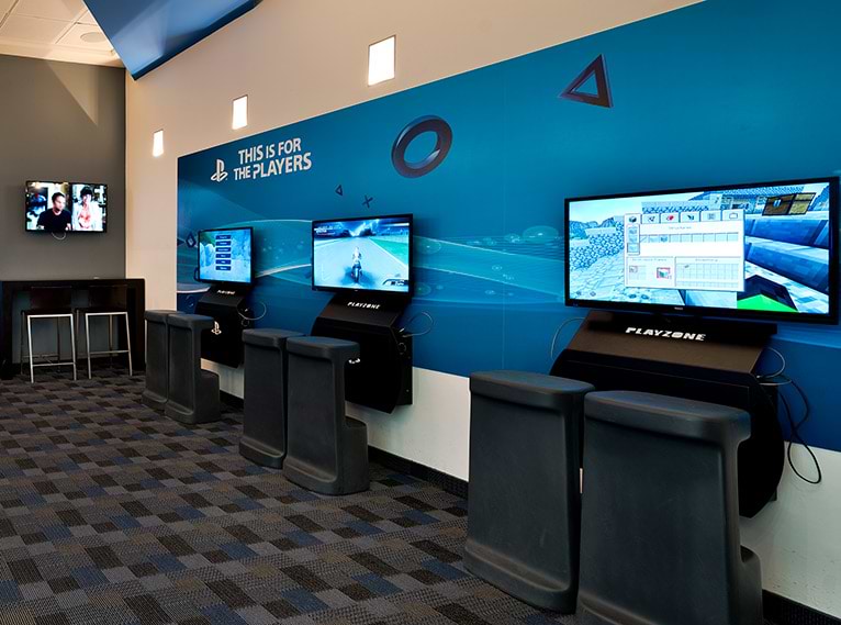 «YELADOUDESS Club» et "Playzone"