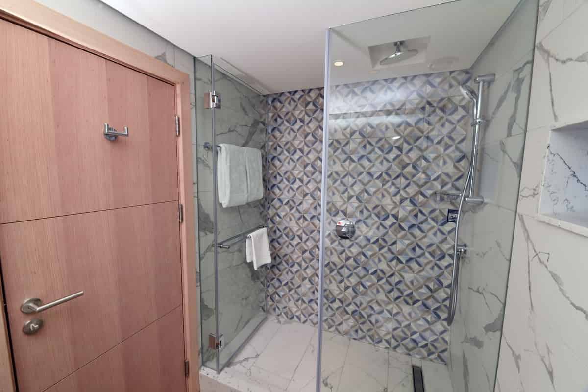 מקלחת בסוויטה מחודשת משפחתית פינתית לשישה ישרוטל רויאל גארדן