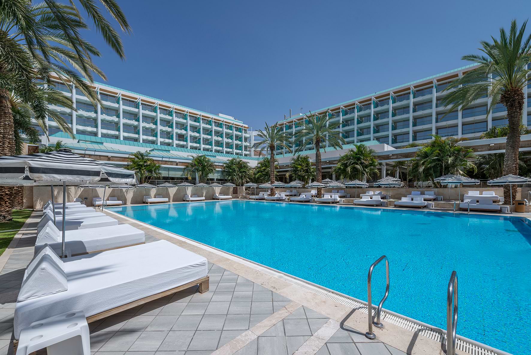 בריכה ישרוטל ים סוף