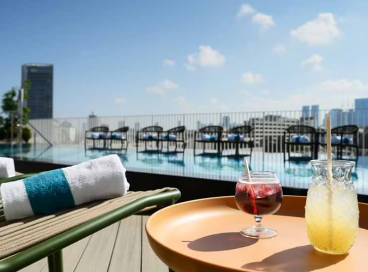 בריכה עם בר על הגג