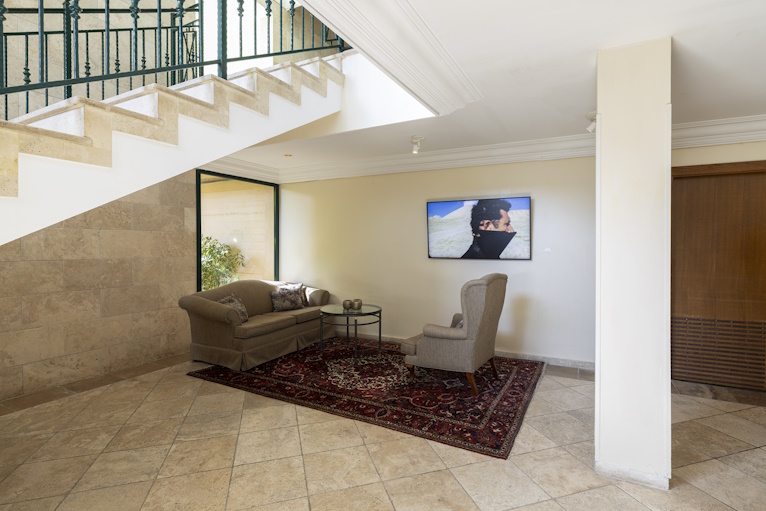 תערוכה: 'כמעוף הבַּז: הקו בין חומר לרעיון'