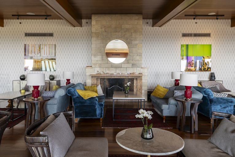 תערוכה: 'כמעוף הבַּז: הקו בין חומר לרעיון'