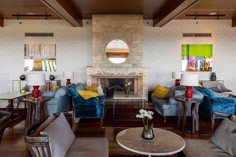 תערוכה: 'כמעוף הבַּז: הקו בין חומר לרעיון'