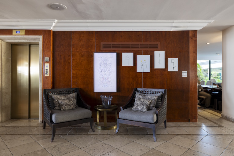 תערוכה: 'כמעוף הבַּז: הקו בין חומר לרעיון'