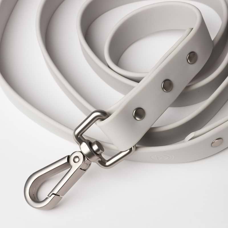 Ash (off white) Diggs dog leash showing silver metal hardware.